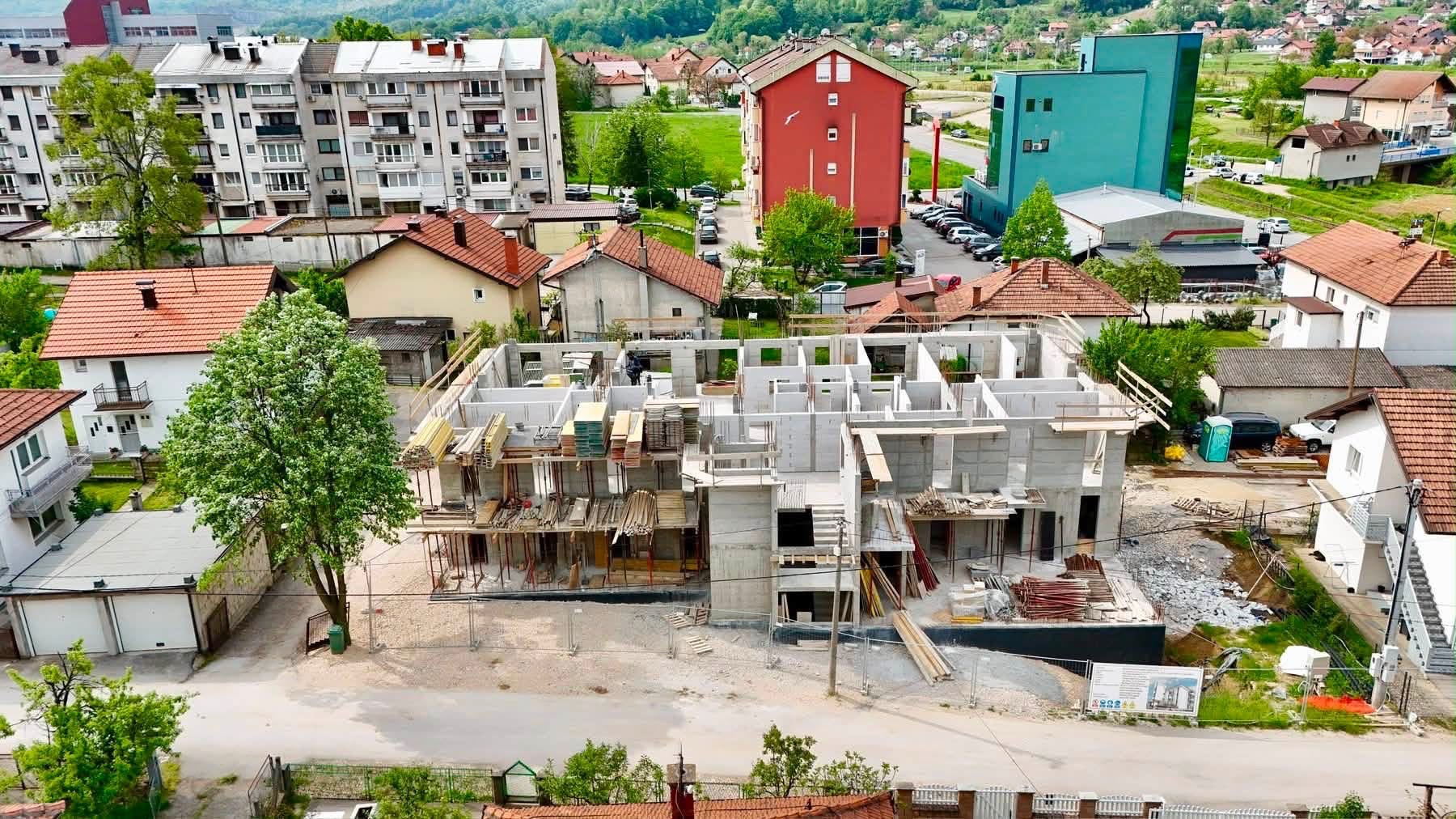 Home4Life gradilište uz ulicu i okolne kuće
